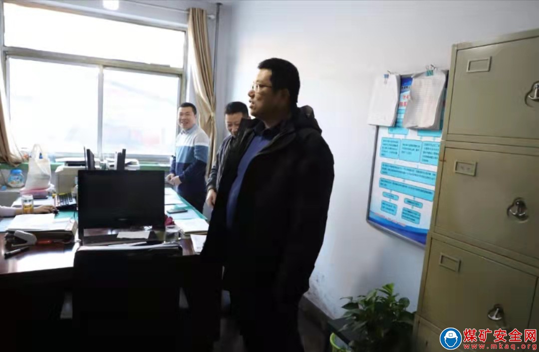 香源煤業(yè)公司領(lǐng)導(dǎo)就冬季三防工作進(jìn)行現(xiàn)場辦公