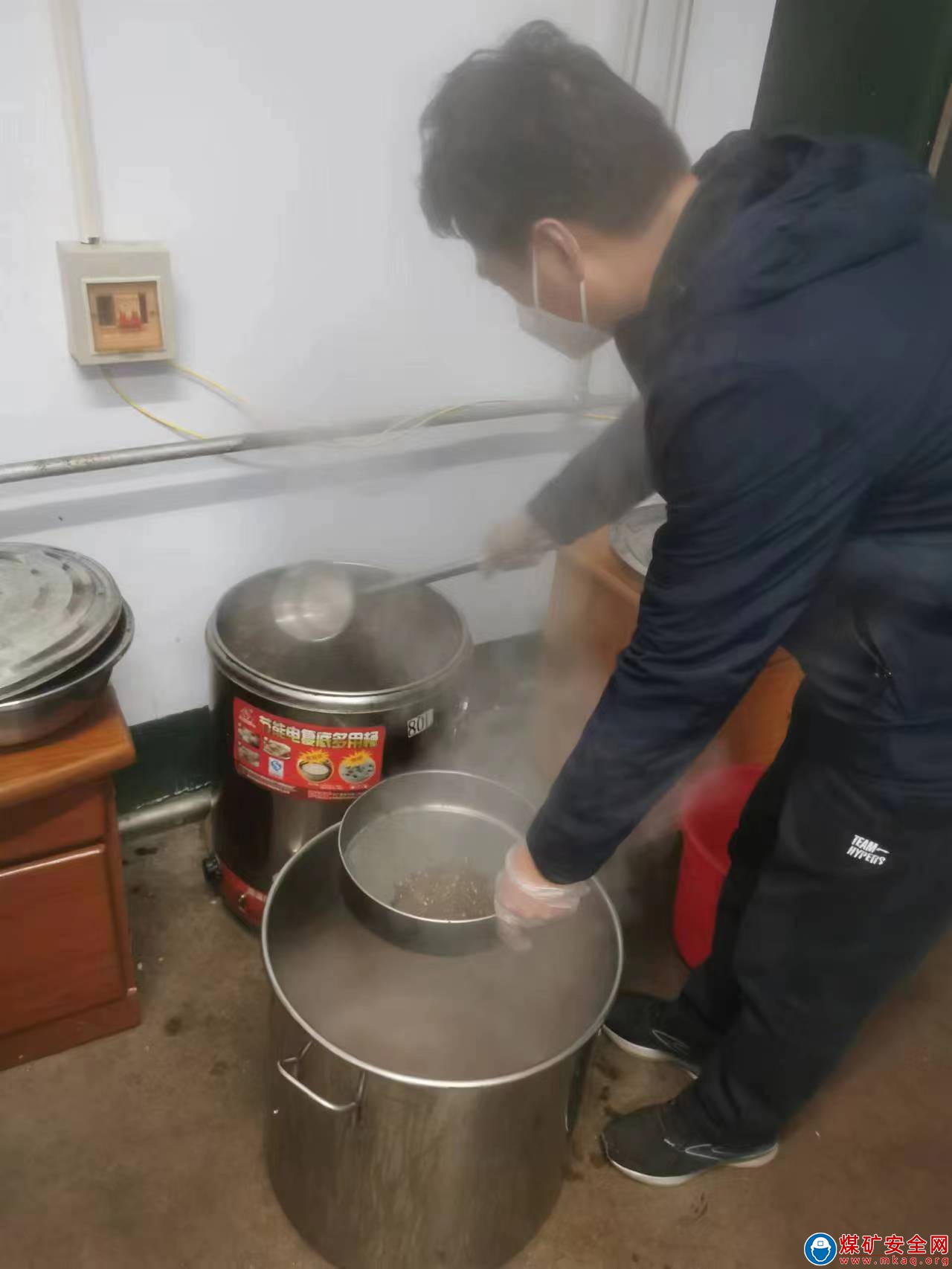 河南能源義煤集團(tuán)石壕煤礦：藥香飄礦區(qū)?關(guān)愛潤(rùn)心田