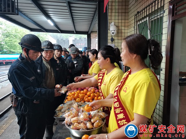 川煤龍灘公司工會(huì)：“五一”送溫暖 平安永相伴