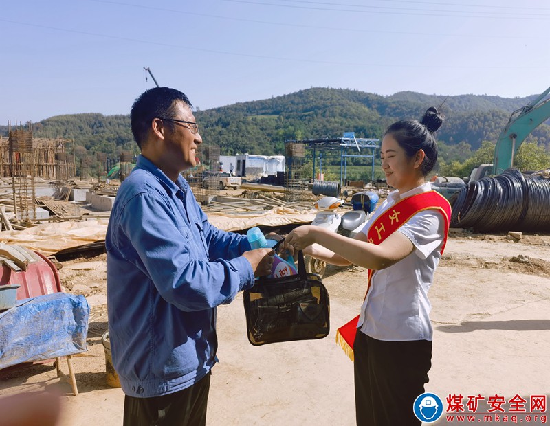 招賢礦業(yè)女工委到東風(fēng)井開(kāi)展安全慰問(wèn)活動(dòng)