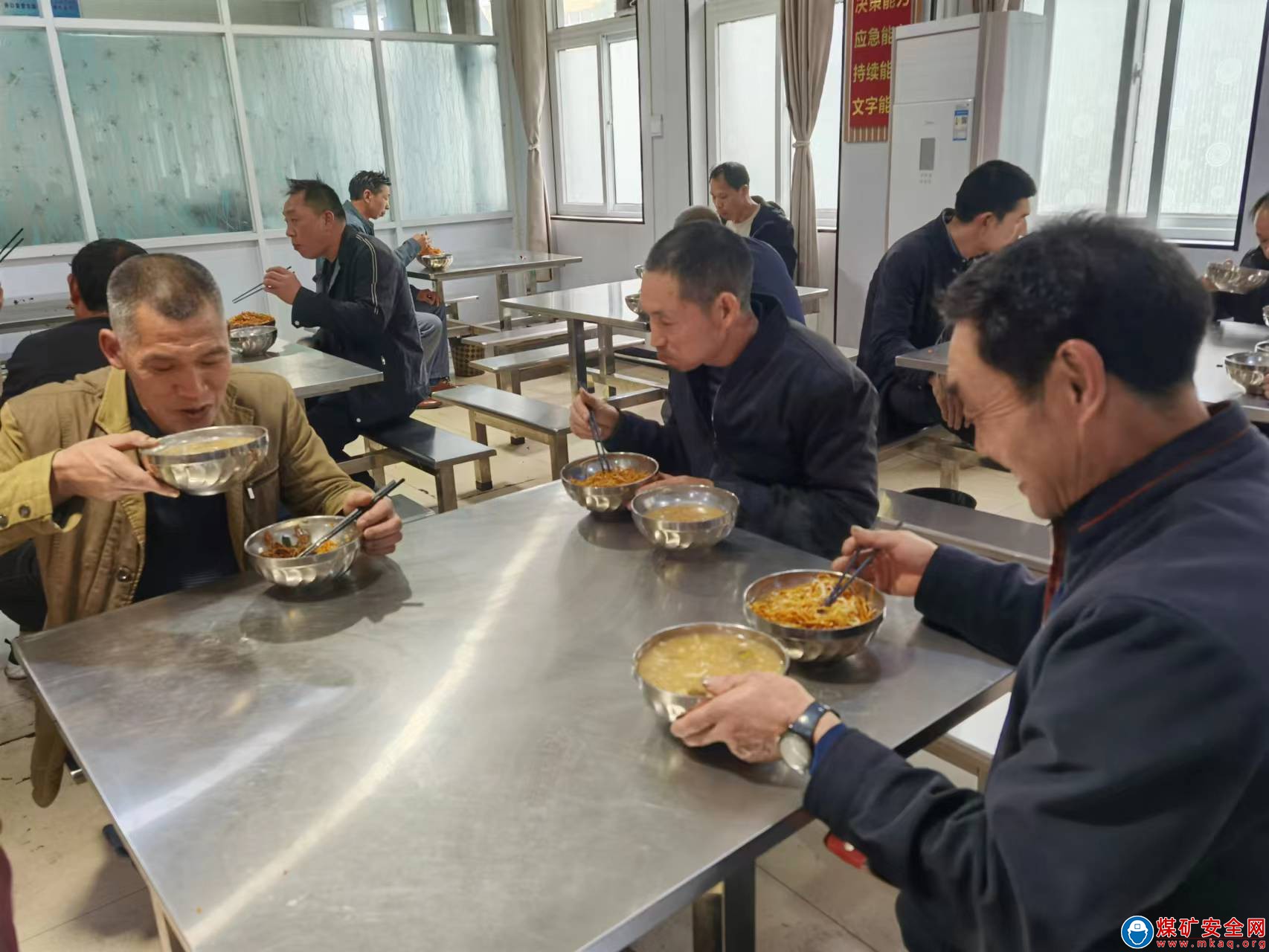 河南能源義煤公司石壕煤礦：送上熱乎飯 職工樂(lè)開(kāi)顏