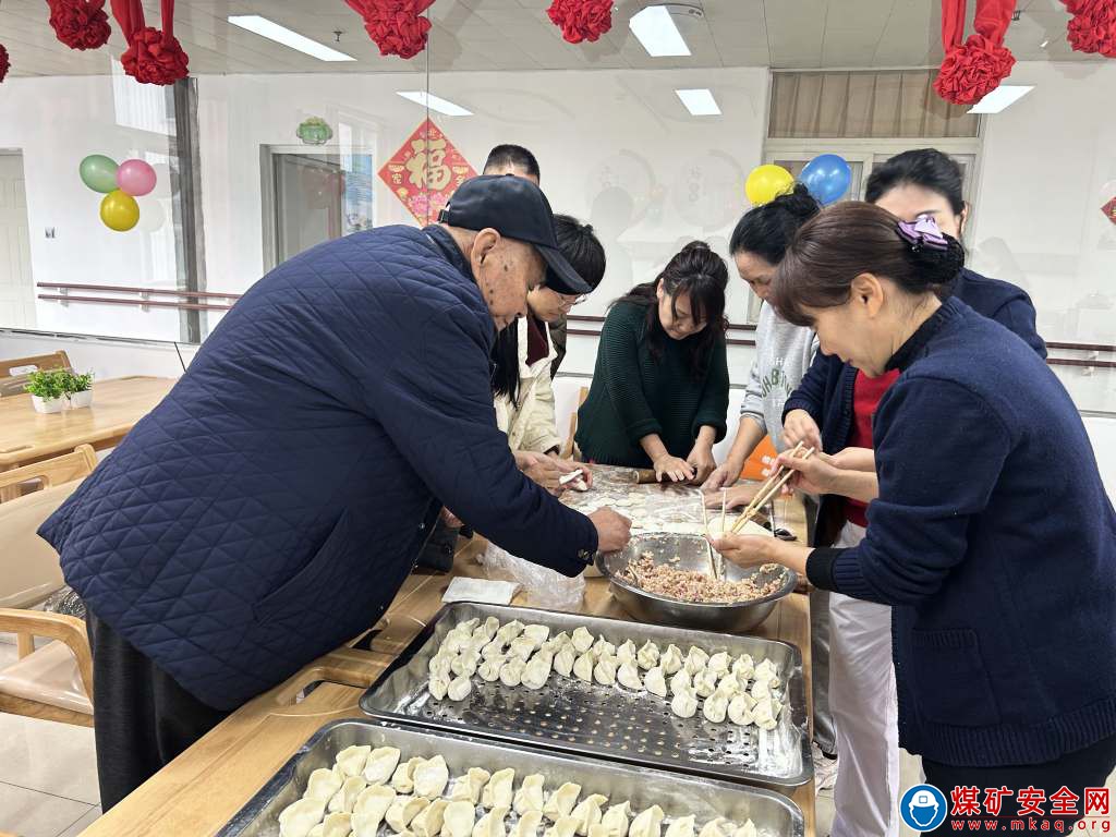 攀煤總醫(yī)院寶鼎康養(yǎng)中心 組織開(kāi)展“濃濃冬至情 情暖過(guò)寒冬”愛(ài)老敬老活動(dòng)