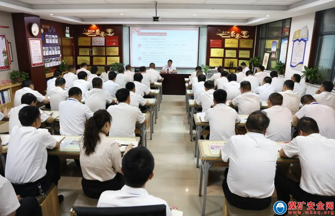 陜西中能煤田有限公司黨委書記、董事長(zhǎng)黨亞明深入中能袁大灘礦業(yè)綜采一隊(duì)講授黨紀(jì)學(xué)習(xí)教育專題黨課