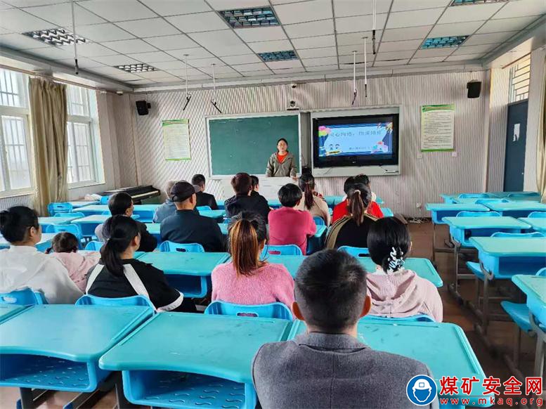 安徽廬江：郭河鎮(zhèn)中心小學(xué)開展秋季家長學(xué)?；顒?></a></div><div   id=