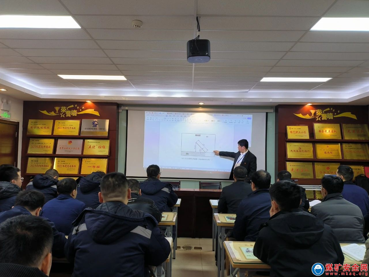 中能袁大灘礦業(yè)：破紀(jì)錄！“智”撐安全鑄高產(chǎn)