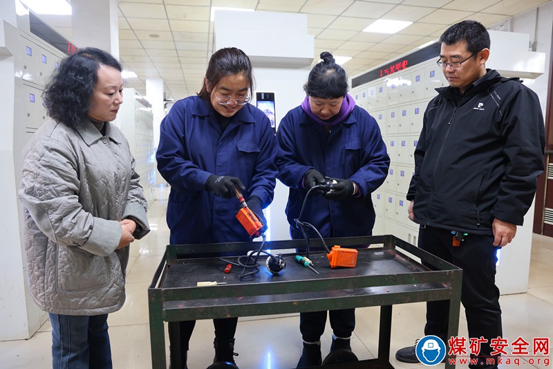  山西焦煤霍州煤電辛置礦舉行礦燈超市女工維修頭燈技術比武活動