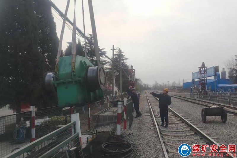 恒源煤礦圓滿完成礦內(nèi)主鐵路三道慢速絞車更換